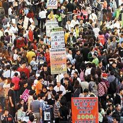 擠爆　▲2011台北國際旅展13日適逢假日，人潮擠爆現場。（王錦河攝）