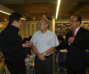 董事長陳國祥（右）、社長羅智成（左）歡迎香港中文大學羅文輝教授到訪。