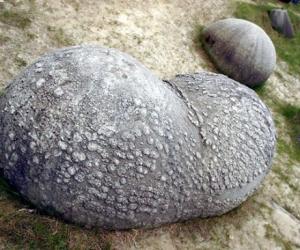 羅馬尼亞小鎮科斯泰什蒂的奇石trovant，遇水會膨脹長大，有的還會移動位置，如同活生生的生物。（網路圖片）