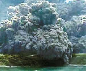 日本九州西南方的口永良部島上的新岳火山爆發，冒出濃煙。 歐新社