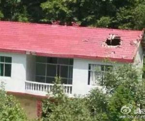 火箭殘骸穿破陝西一農家屋頂。（圖／新浪微博）